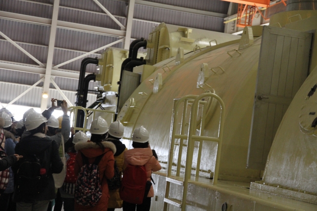 工程师带领大家参观发电机组 工程师带领大家参观发电机组